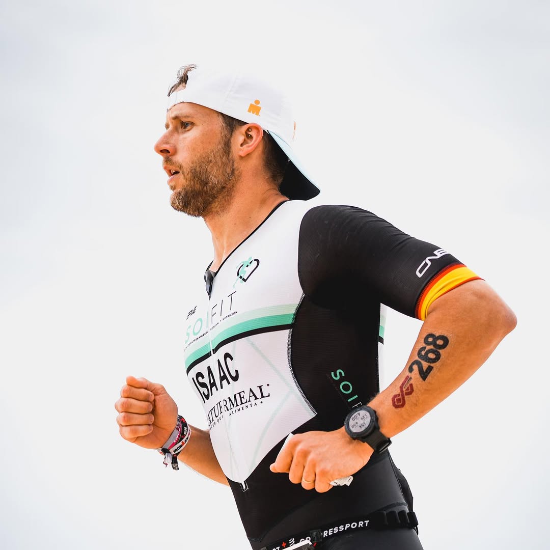 Isaac Tarin corriendo con camiseta SoiFit